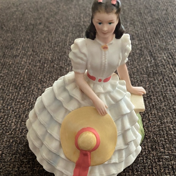 Scarlett O’Hara Figurine - Picture 1 of 3